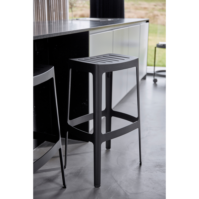 lifestyle image of cane-line cut bar chair in Black, Aluminium without cushion in a lounge