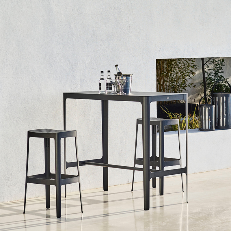 lifestyle image of cane-line cut bar chair in Black, Aluminium without cushion in a lounge with cut bar table