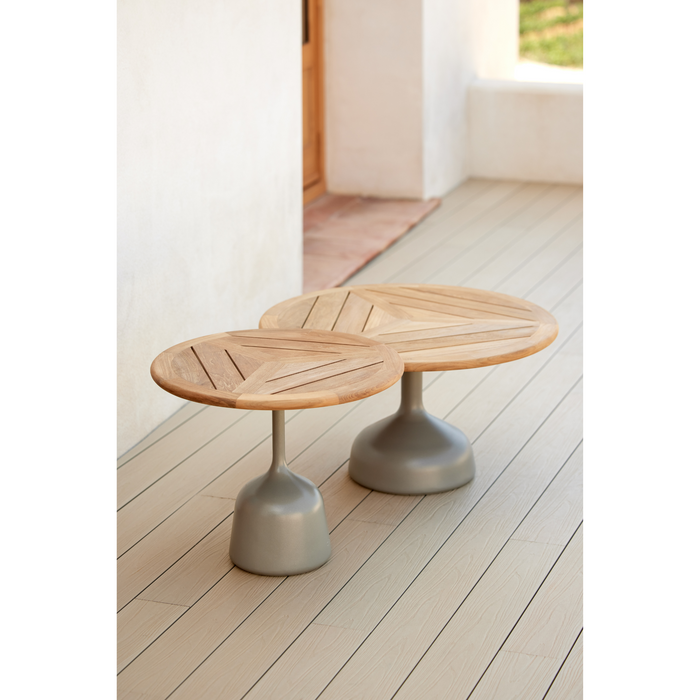 lifestyle image of cane-line glaze coffee table in small and large sizes with Olive Green, Semi Glossy Aluminium and Teak, Geometric table top in a patio