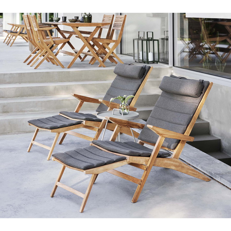 cane-line flip deck chair teak chair with Light grey, Cane-line Focus cushion in a patio lifestyle