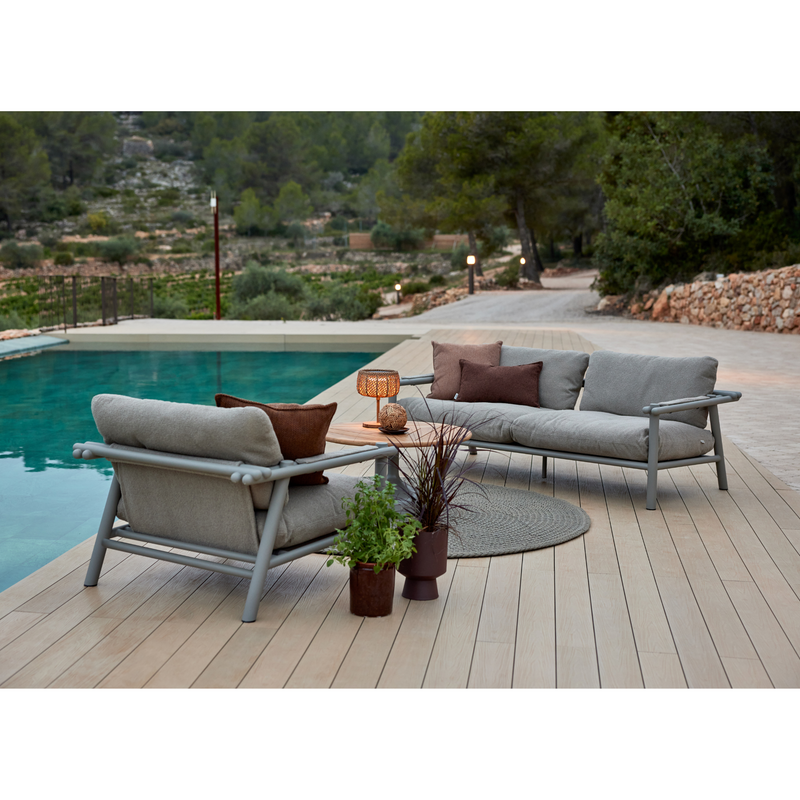 sticks lounge chair Taupe aluminium Taupe Cane-line Free cushion in a pool with 2 seater sofa lifestyle