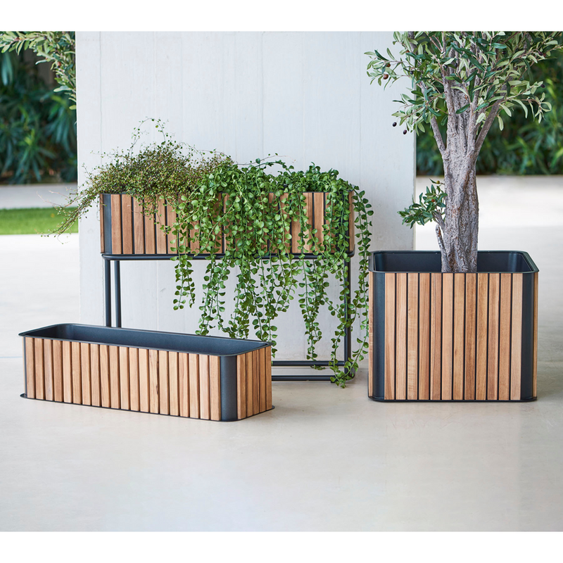 lifestyle image of all sizes in a patio