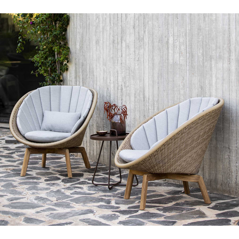 Cane line Peacock lounge chair Natural, large flat Cane-line Weave w/teak and Light grey, Cane-line Natté cushion in a patio lifestyle