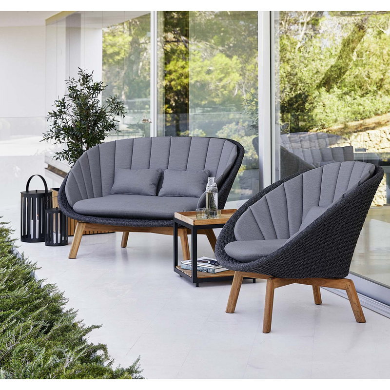 Caneline Peacock lounge chair Dark grey, medium flat Cane-line Soft Rope w/teak and Grey, Cane-line Natté cushion in a patio ifestyle