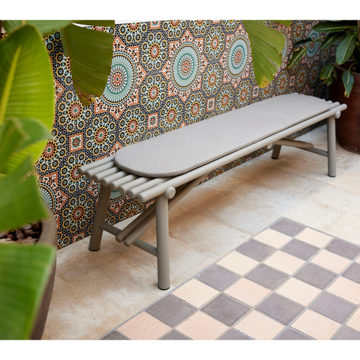 Sticks bench taupe aluminium Desert sand Cane-line Rise cushion in a patio lifestyle